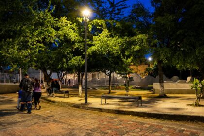 Parque de Guadalajara iluminado durante la noche como parte del programa de reforzamiento de alumbrado público