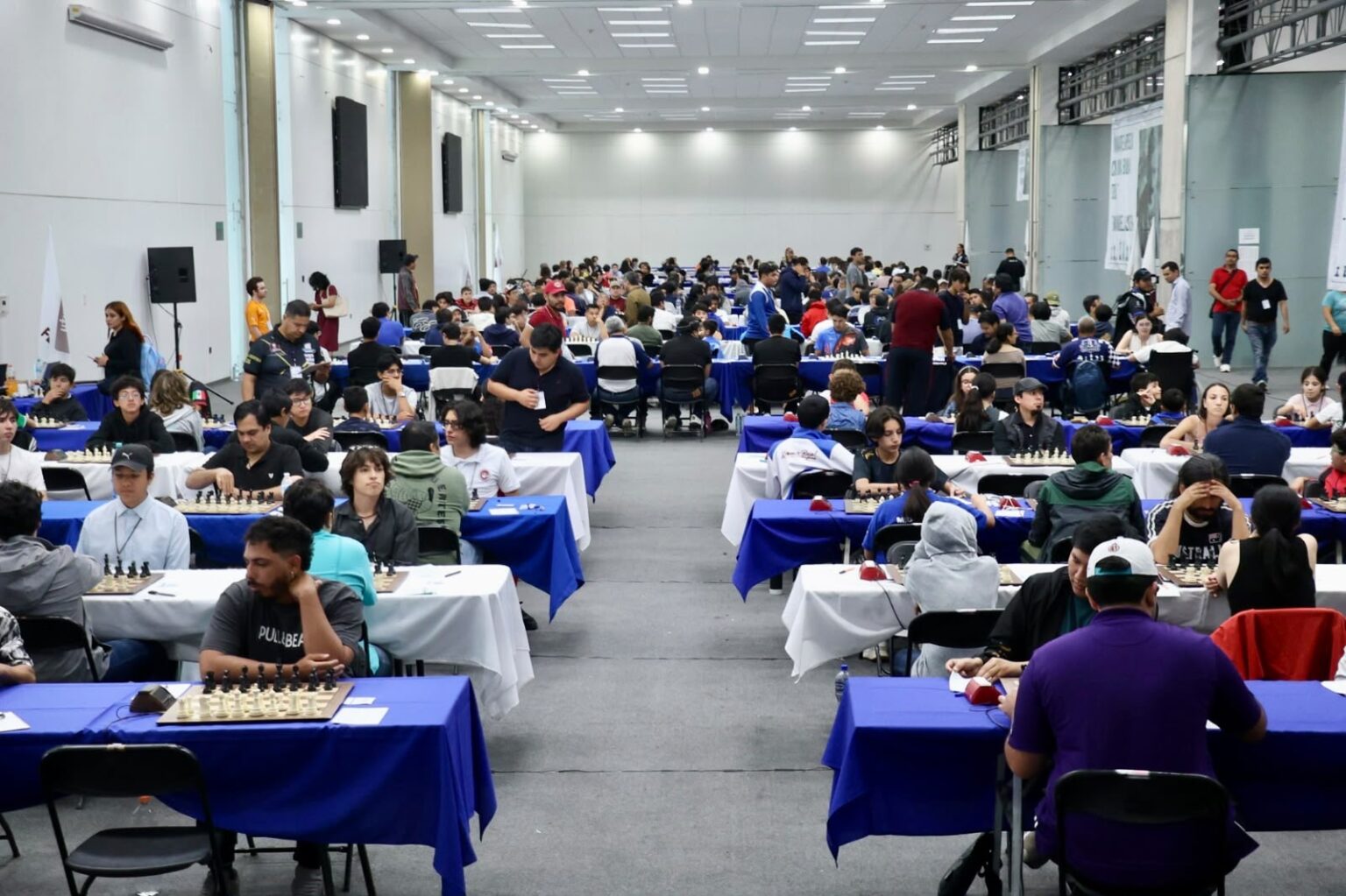 Ajedrecistas participan en el Campeonato Nacional e Internacional de Ajedrez Aguascalientes 2026 en el Foro 3C.