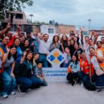 Vero Delgadillo y vecinas y vecinos durante la entrega del comedor comunitario, la unidad deportiva y la biblioteca en la Comunidad de Cuidados Tetlán.