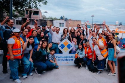 Vero Delgadillo y vecinas y vecinos durante la entrega del comedor comunitario, la unidad deportiva y la biblioteca en la Comunidad de Cuidados Tetlán.