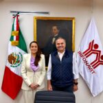 Tere Jiménez y Octavio Romero Oropeza durante una reunión de coordinación para impulsar vivienda social en Aguascalientes.