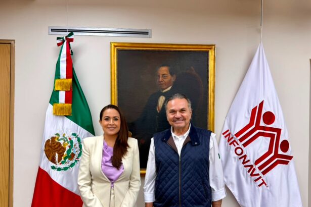 Tere Jiménez y Octavio Romero Oropeza durante una reunión de coordinación para impulsar vivienda social en Aguascalientes.