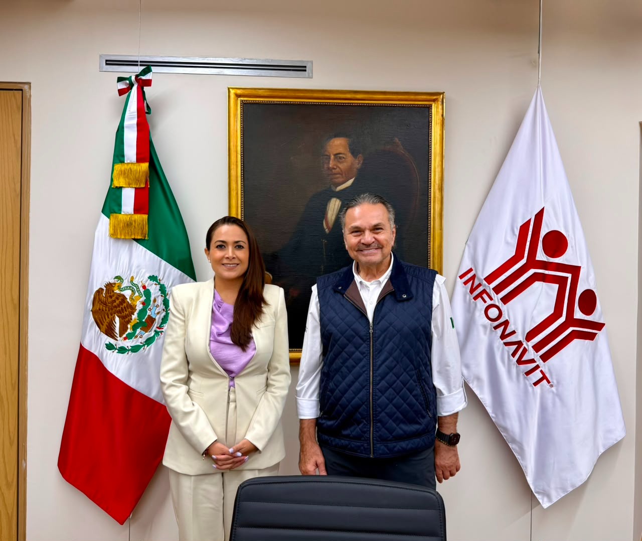 Tere Jiménez y Octavio Romero Oropeza durante una reunión de coordinación para impulsar vivienda social en Aguascalientes.