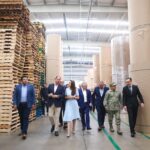 Tere Jiménez recorre las instalaciones de Microcart durante la inauguración de una nueva línea de producción en Jesús María, Aguascalientes.