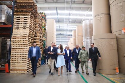 Tere Jiménez recorre las instalaciones de Microcart durante la inauguración de una nueva línea de producción en Jesús María, Aguascalientes.