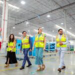 Marina del Pilar Avila Olmeda recorre instalaciones industriales durante una visita relacionada con empleo formal en Baja California.