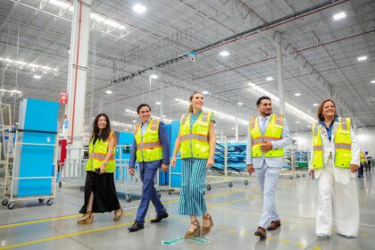 Marina del Pilar Avila Olmeda recorre instalaciones industriales durante una visita relacionada con empleo formal en Baja California.