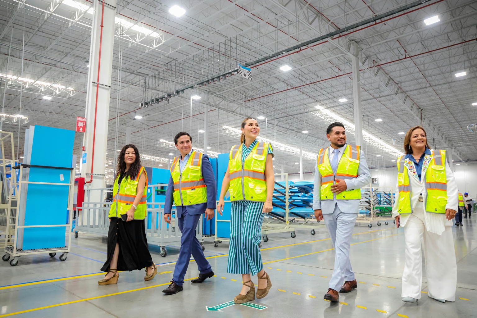 Marina del Pilar Avila Olmeda recorre instalaciones industriales durante una visita relacionada con empleo formal en Baja California.