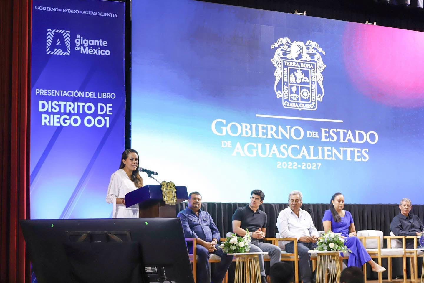 Tere Jiménez encabeza la presentación del libro sobre el Distrito de Riego 001 en Pabellón de Arteaga.