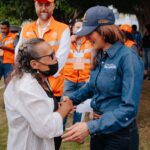 Vero Delgadillo conversa con una vecina durante una jornada de entrega de apoyos para la gestión del agua en Guadalajara.