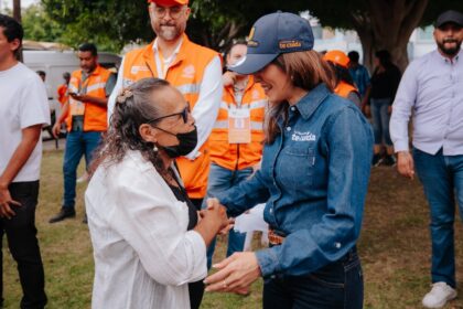Vero Delgadillo conversa con una vecina durante una jornada de entrega de apoyos para la gestión del agua en Guadalajara.
