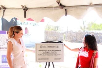Marina del Pilar Avila Olmeda durante el arranque de obra de una sala sensorial para infancias y juventudes neurodivergentes en Baja California.