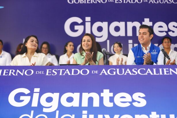 Tere Jiménez presenta acciones y programas para jóvenes durante una rueda de prensa del Gobierno de Aguascalientes.