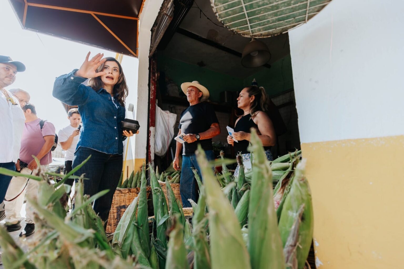 Vero Delgadillo recorre el barrio de Analco durante la entrega de obras de rehabilitación integral en Guadalajara.