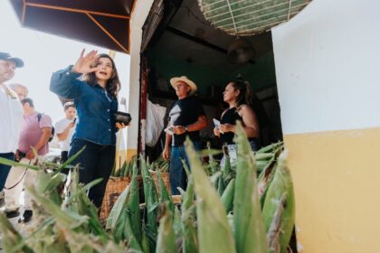 Vero Delgadillo recorre el barrio de Analco durante la entrega de obras de rehabilitación integral en Guadalajara.