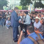 Juan José Frangie Saade saluda a personas mayores durante el Festival Zapopan Ciudad Amigable con las Personas Mayores.