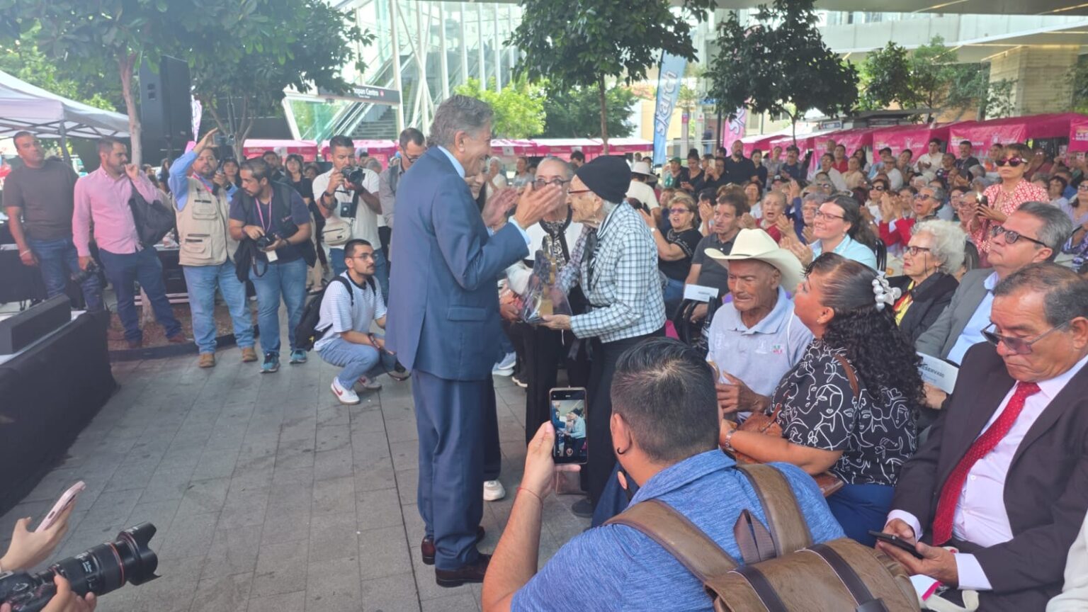 Juan José Frangie Saade saluda a personas mayores durante el Festival Zapopan Ciudad Amigable con las Personas Mayores.