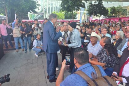 Juan José Frangie Saade saluda a personas mayores durante el Festival Zapopan Ciudad Amigable con las Personas Mayores.