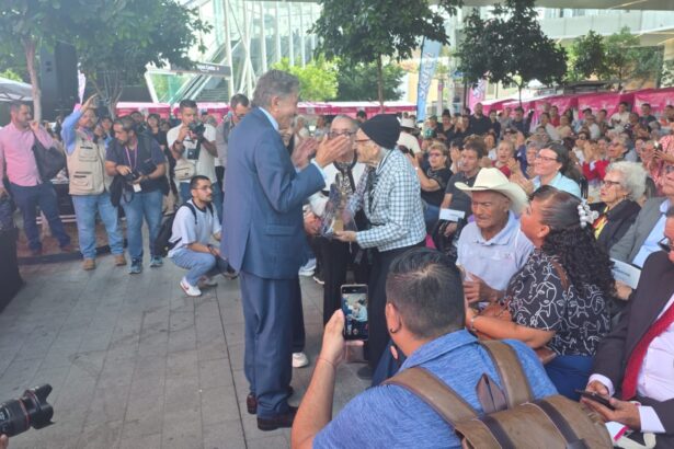 Juan José Frangie Saade saluda a personas mayores durante el Festival Zapopan Ciudad Amigable con las Personas Mayores.