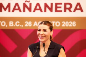 Marina del Pilar Avila Olmeda durante una conferencia del Gobierno de Baja California sobre oportunidades para emprendedores y MiPyMEs.