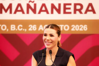 Marina del Pilar Avila Olmeda durante una conferencia del Gobierno de Baja California sobre oportunidades para emprendedores y MiPyMEs.