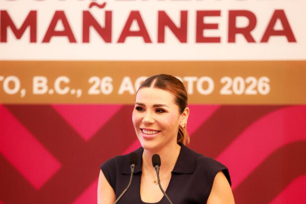 Marina del Pilar Avila Olmeda durante una conferencia del Gobierno de Baja California sobre oportunidades para emprendedores y MiPyMEs.