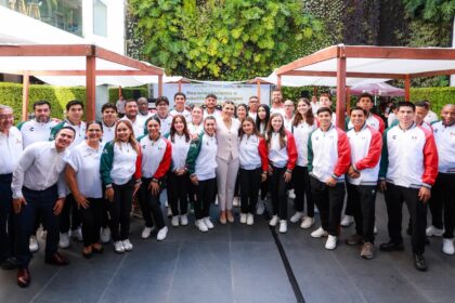 Marina del Pilar Avila Olmeda acompaña a atletas de Baja California reconocidos por su participación en los Juegos Centroamericanos 2026.