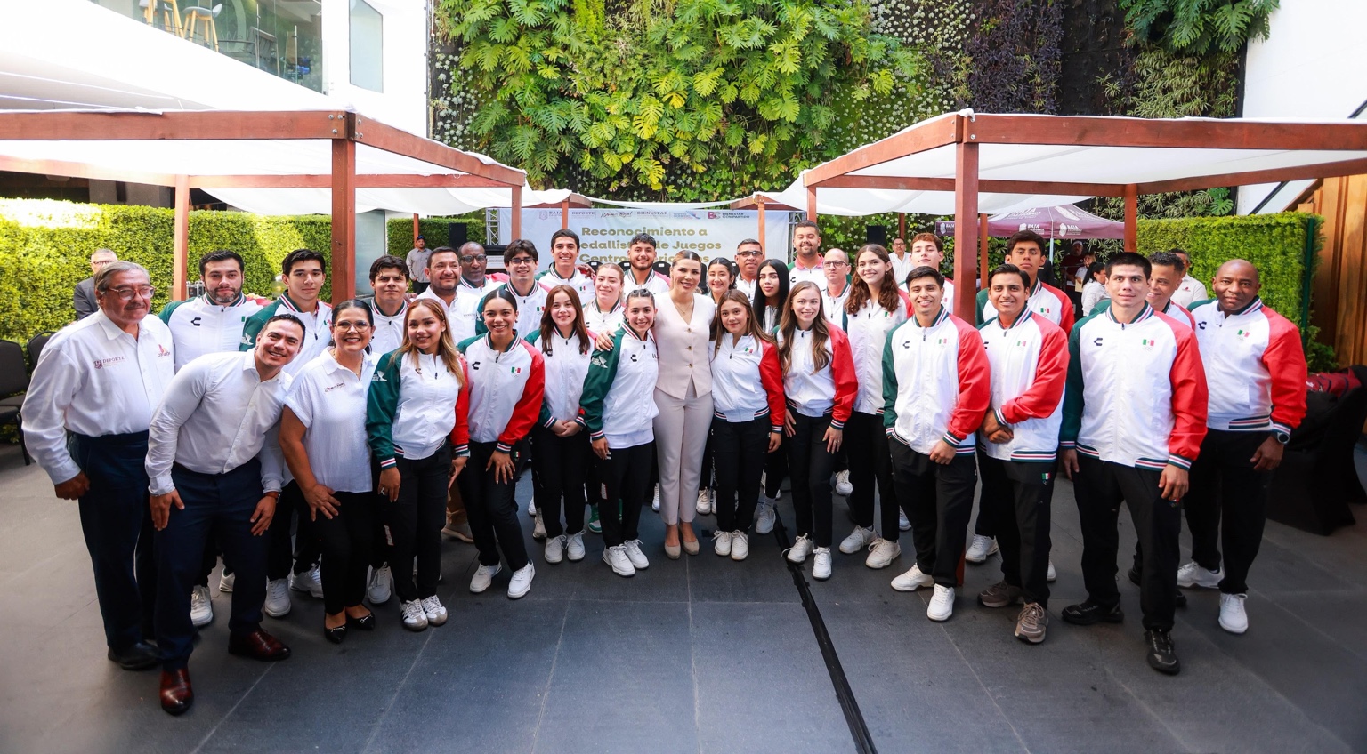 Marina del Pilar Avila Olmeda acompaña a atletas de Baja California reconocidos por su participación en los Juegos Centroamericanos 2026.