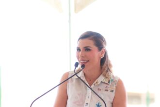 Marina del Pilar Avila Olmeda durante un evento del Gobierno de Baja California sobre servicios de salud para mujeres.