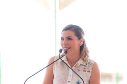 Marina del Pilar Avila Olmeda durante un evento del Gobierno de Baja California sobre servicios de salud para mujeres.