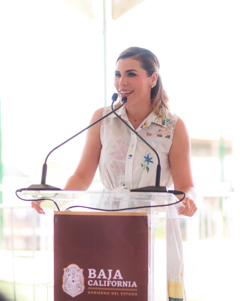 Marina del Pilar Avila Olmeda durante un evento del Gobierno de Baja California sobre servicios de salud para mujeres.
