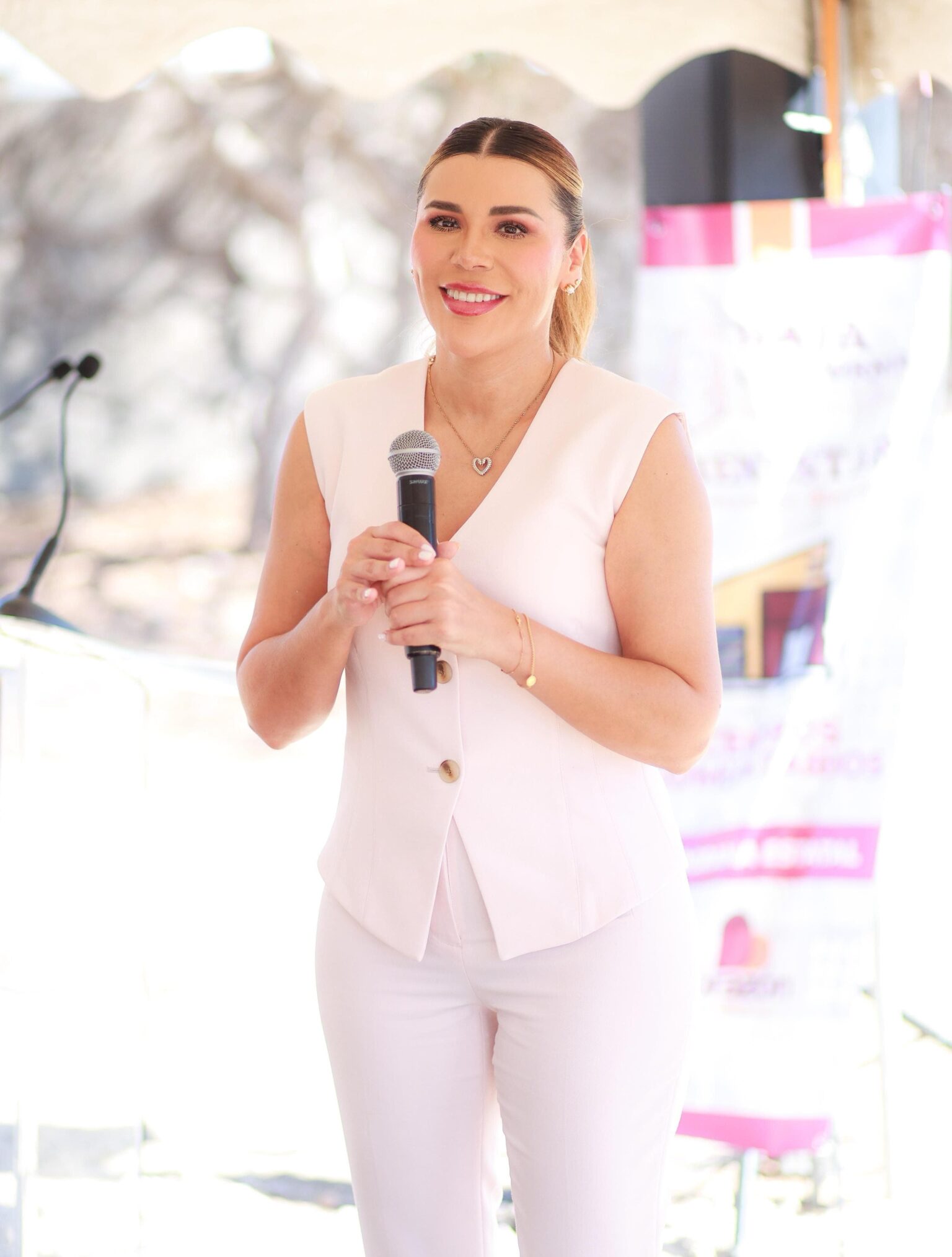 Marina del Pilar Avila Olmeda durante un acto del Gobierno de Baja California relacionado con obras de saneamiento en la región fronteriza de Tijuana.