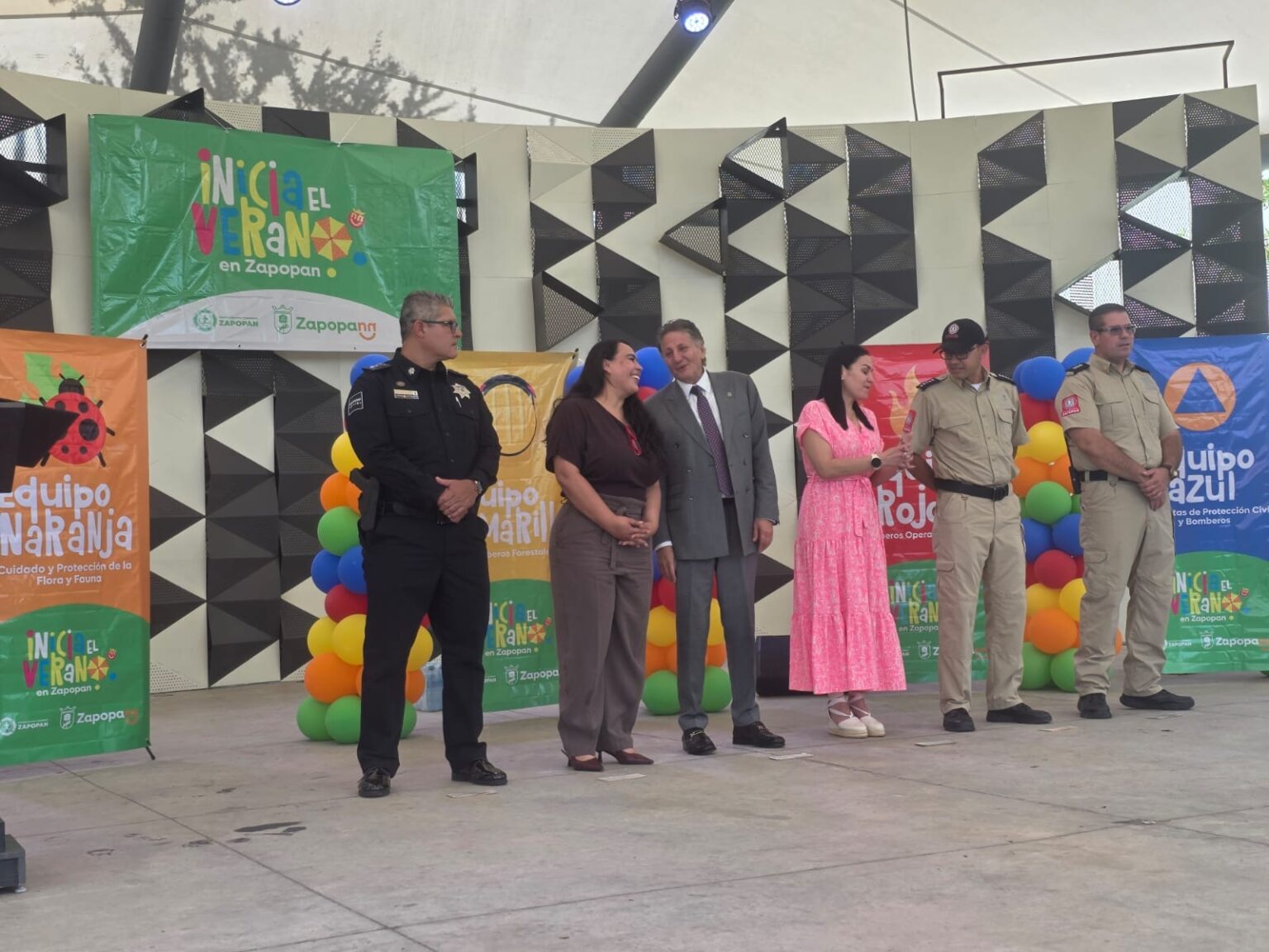 Autoridades de Zapopan durante la clausura de los Cursos de Verano de Protección Civil y Bomberos para niñas y niños.