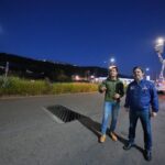 Felifer Macías supervisa la instalación de luminarias en el Libramiento Norponiente, en Querétaro.