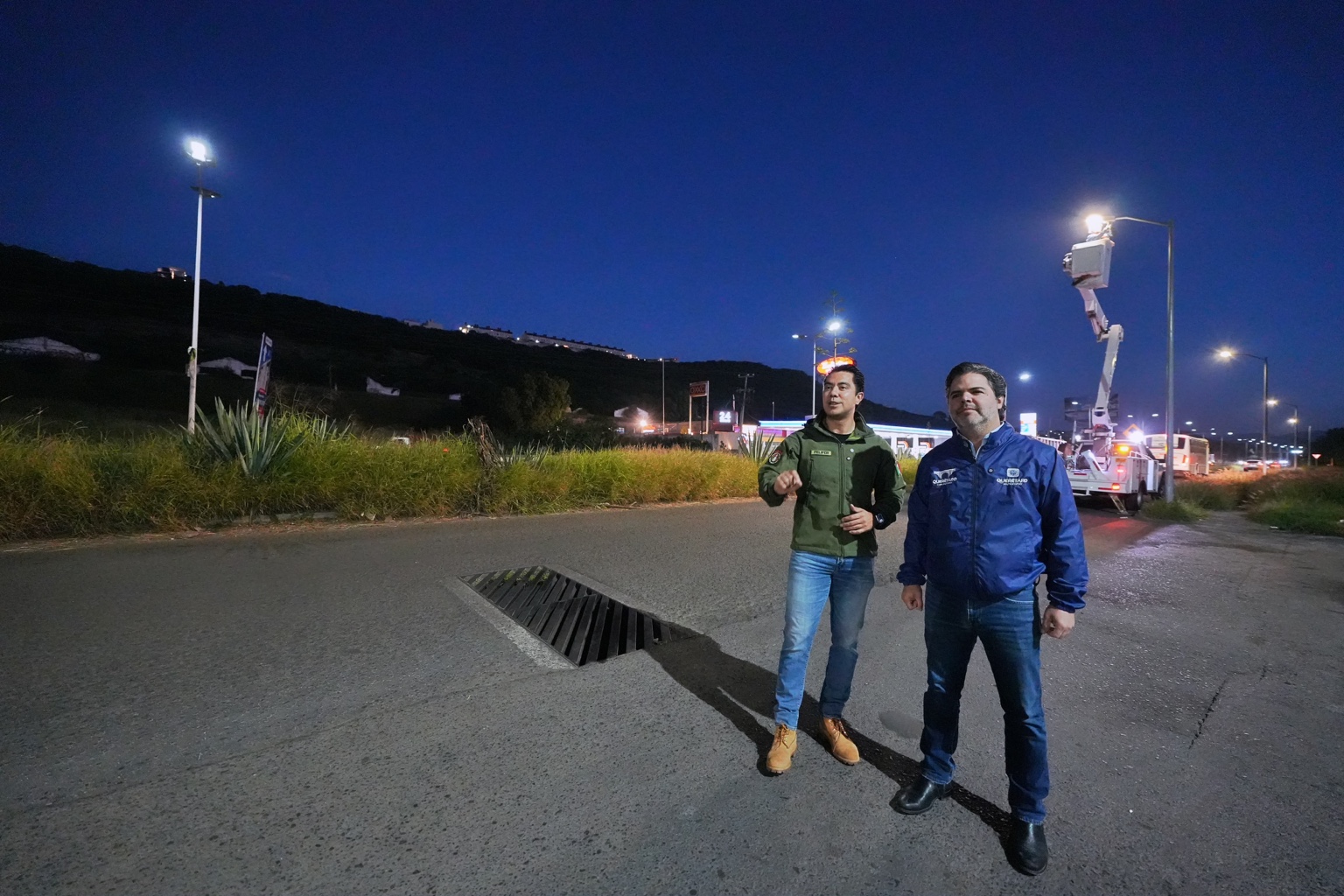Felifer Macías supervisa la instalación de luminarias en el Libramiento Norponiente, en Querétaro.