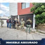 Elementos de seguridad realizan un cateo en un inmueble asegurado en Ciudad Valles, San Luis Potosí.