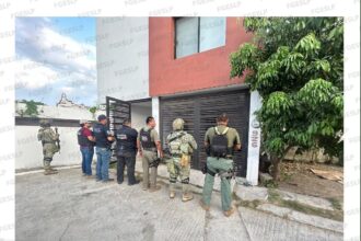 Elementos de seguridad realizan un cateo en un inmueble asegurado en Ciudad Valles, San Luis Potosí.