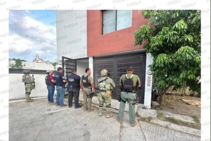 Elementos de seguridad realizan un cateo en un inmueble asegurado en Ciudad Valles, San Luis Potosí.
