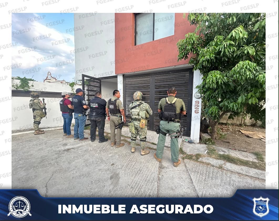 Elementos de seguridad realizan un cateo en un inmueble asegurado en Ciudad Valles, San Luis Potosí.