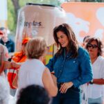 Vero Delgadillo conversa con vecinas de la colonia Libertad durante el Martes Comunitario en Guadalajara.
