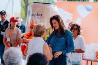 Vero Delgadillo conversa con vecinas de la colonia Libertad durante el Martes Comunitario en Guadalajara.
