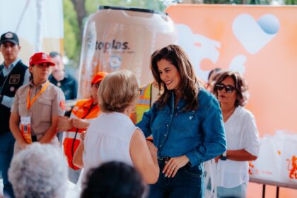 Vero Delgadillo conversa con vecinas de la colonia Libertad durante el Martes Comunitario en Guadalajara.