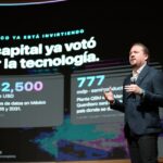 Rodrigo Ruiz Ballesteros presenta información sobre inversión tecnológica durante una capacitación en inteligencia artificial en BLOQUE, Querétaro.