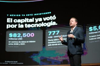 Rodrigo Ruiz Ballesteros presenta información sobre inversión tecnológica durante una capacitación en inteligencia artificial en BLOQUE, Querétaro.