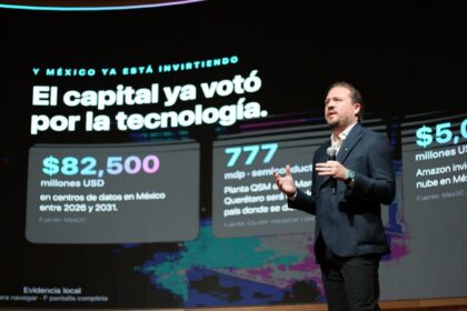 Rodrigo Ruiz Ballesteros presenta información sobre inversión tecnológica durante una capacitación en inteligencia artificial en BLOQUE, Querétaro.