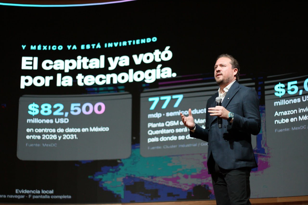 Rodrigo Ruiz Ballesteros presenta información sobre inversión tecnológica durante una capacitación en inteligencia artificial en BLOQUE, Querétaro.