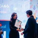 Vero Delgadillo recibe reconocimiento durante la sesión de la Red Mexicana de Ciudades Amigas de la Niñez.
