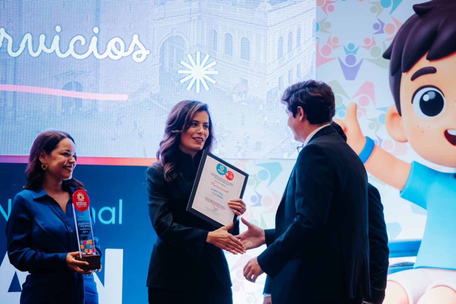 Vero Delgadillo recibe reconocimiento durante la sesión de la Red Mexicana de Ciudades Amigas de la Niñez.