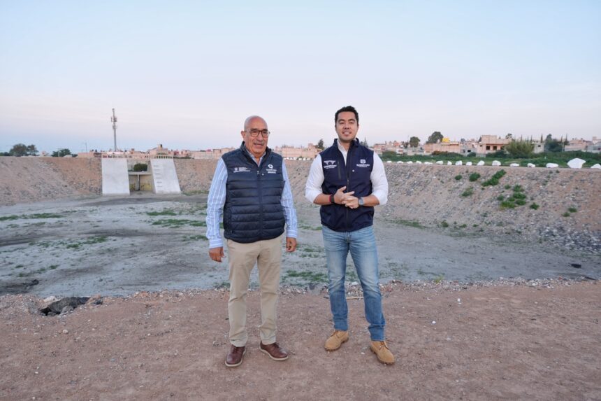Felifer Macías y José Pío X Salgado Tovar recorren la zona de los bordos Cuates 1 y Cuates 2 en Querétaro.
