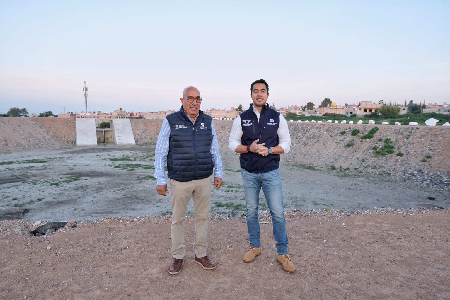 Felifer Macías y José Pío X Salgado Tovar recorren la zona de los bordos Cuates 1 y Cuates 2 en Querétaro.